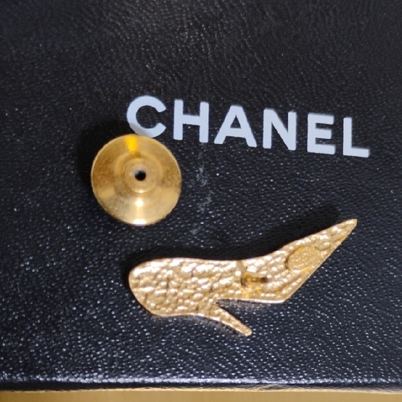 SALE! Authentic CHANEL Black 🖤 & Gold High Heel Pumps Pin - Picture 5 of 9